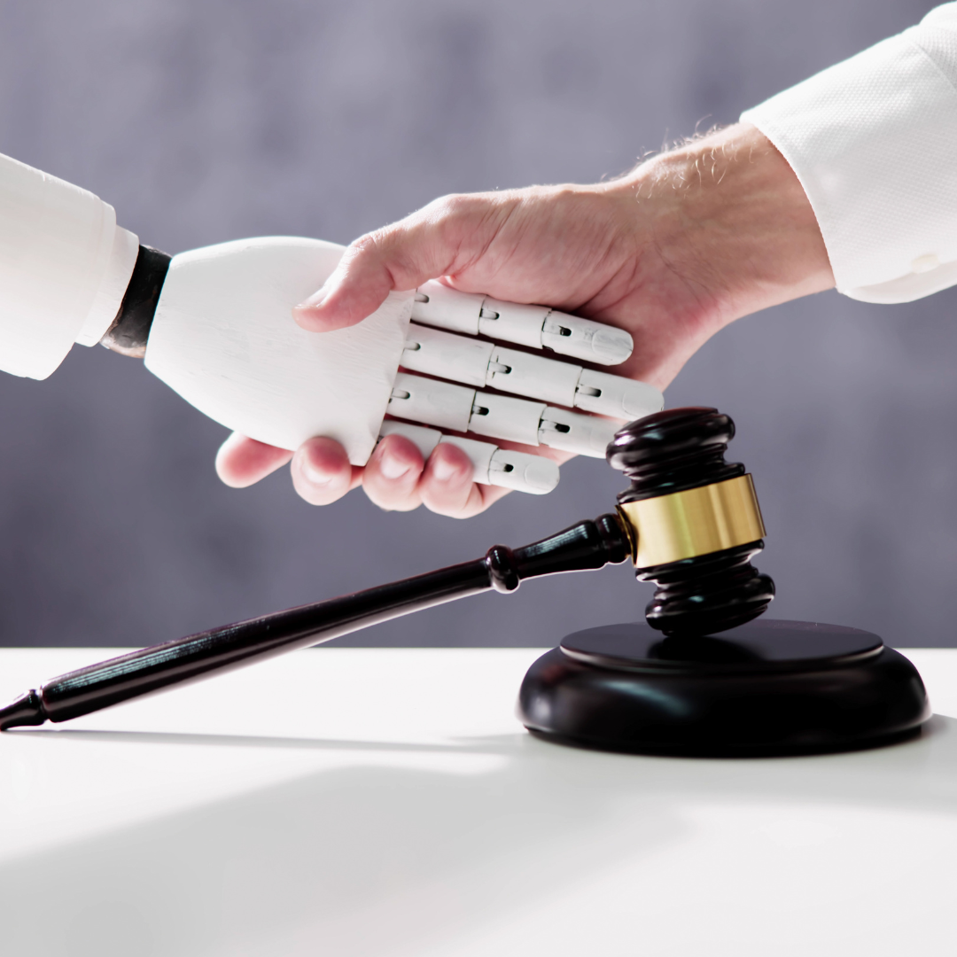 Aperto de mãos entre uma mão robótica e uma mão humana em frente a um martelo de juiz, simbolizando a fusão entre tecnologia e justiça.