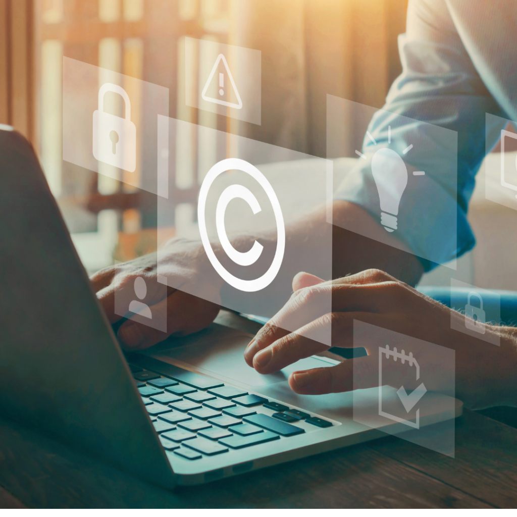 Pessoa digitando em um laptop com ícones flutuantes de direitos autorais, segurança e inovação, representando o processo de registro de marca e proteção de propriedade intelectual.